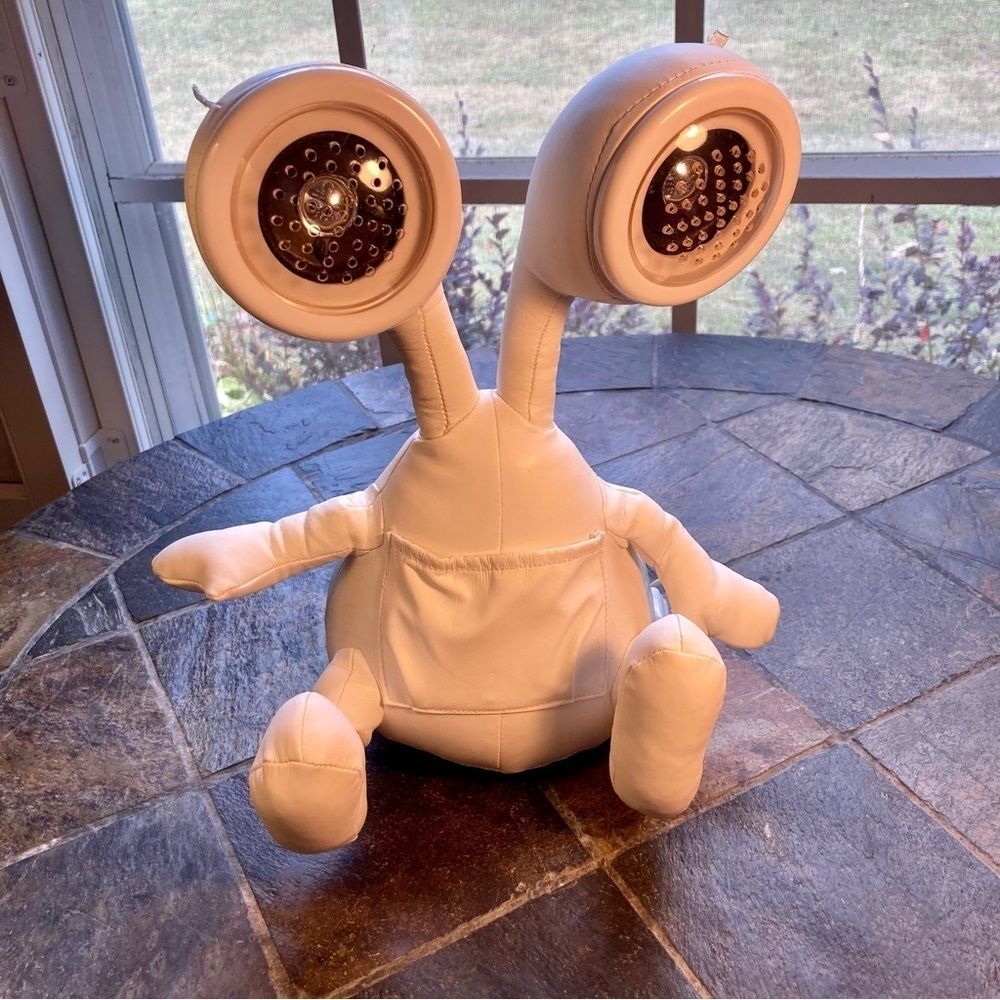 IPals Plus Alien MP3 Speaker Music Player White Posable Eyes Plush 2005